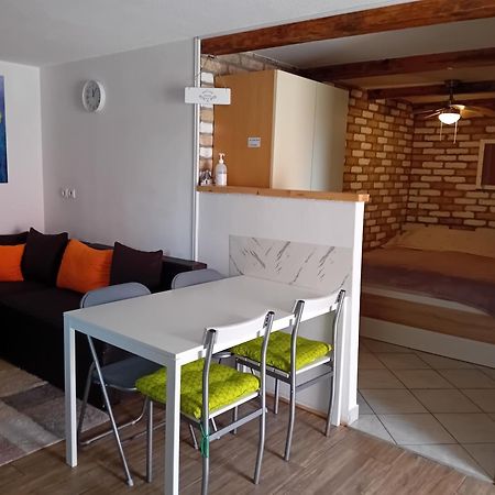 Studio Apartman Dezire Buje Exteriér fotografie