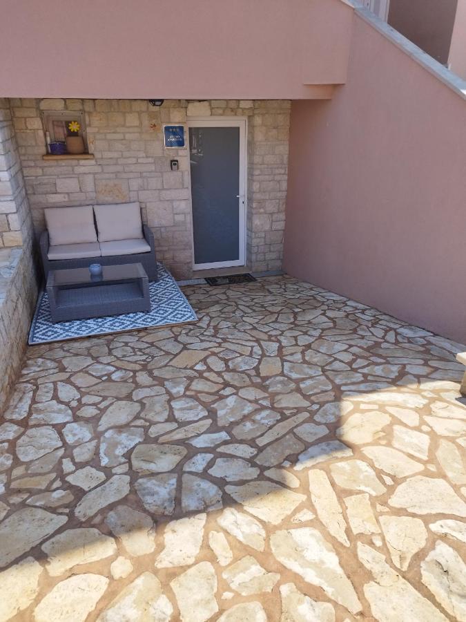 Studio Apartman Dezire Buje Exteriér fotografie