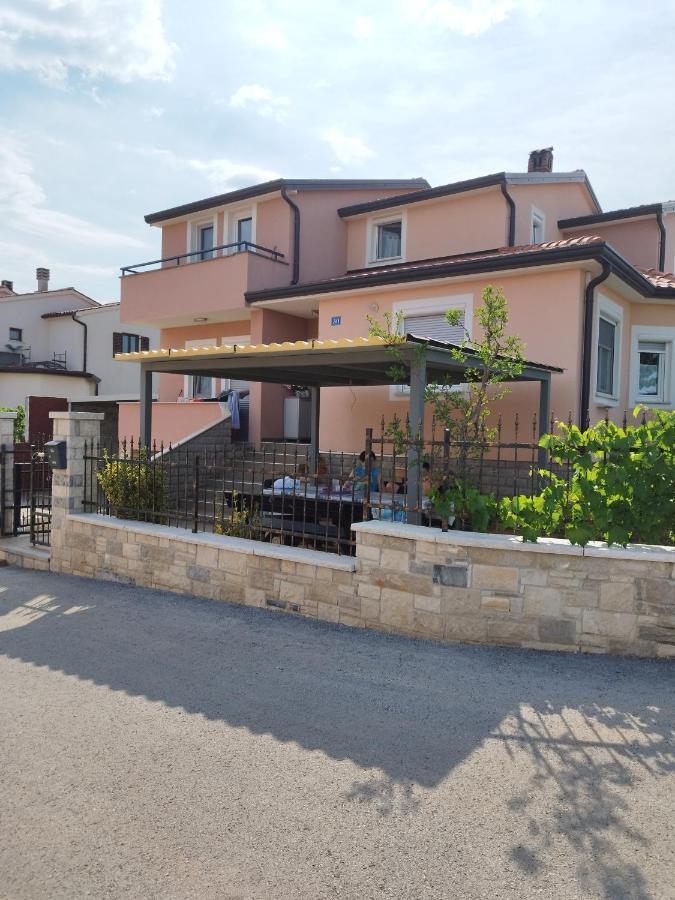 Studio Apartman Dezire Buje Exteriér fotografie